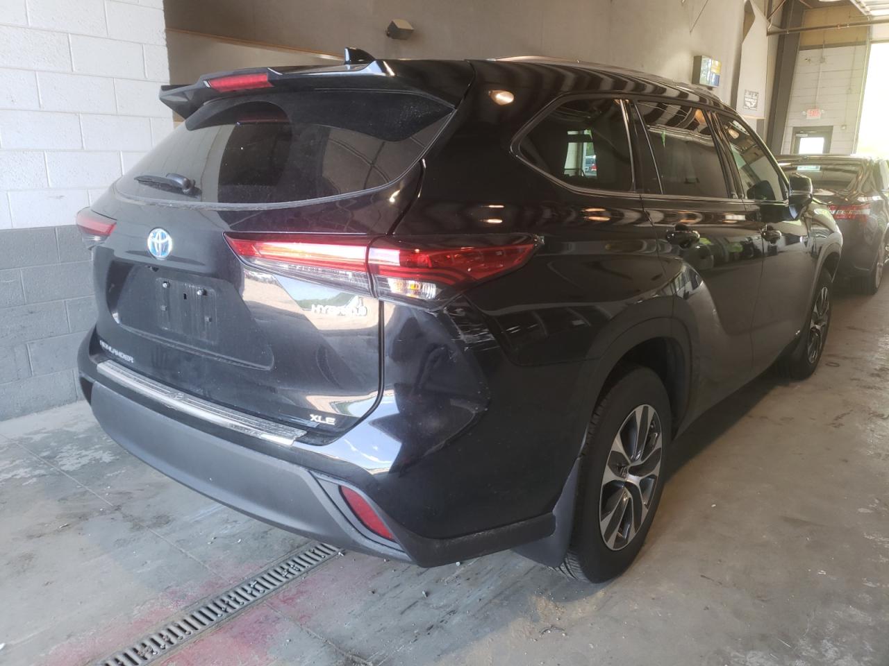 Photo 4 from auction – 2021 TOYOTA HIGHLANDER with VIN 5TDHBRCH2MS036956