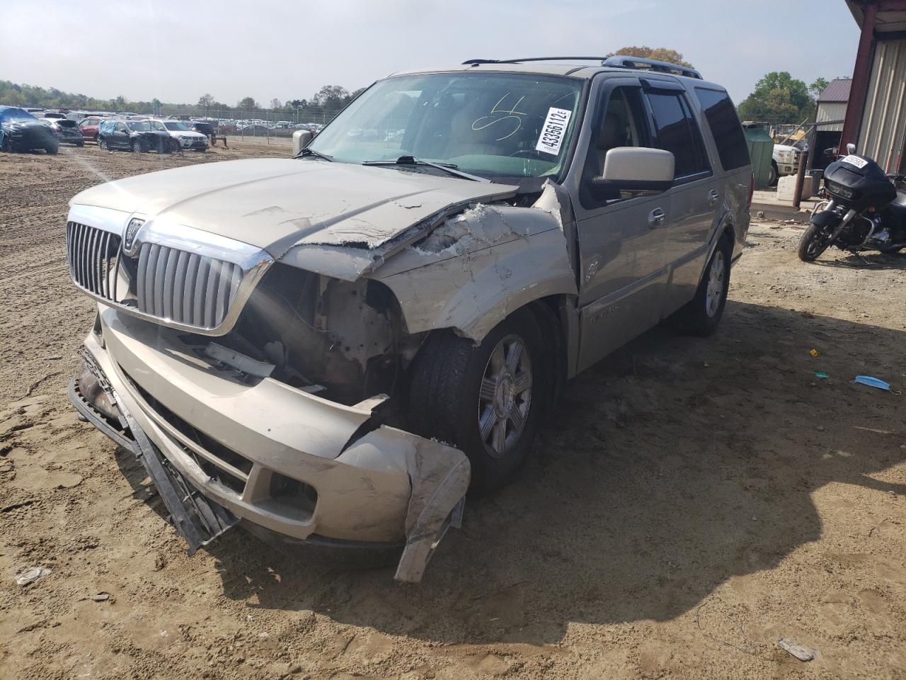 Photo 2 from auction – 2005 LINCOLN NAVIGATOR with VIN 5LMFU28555LJ11944