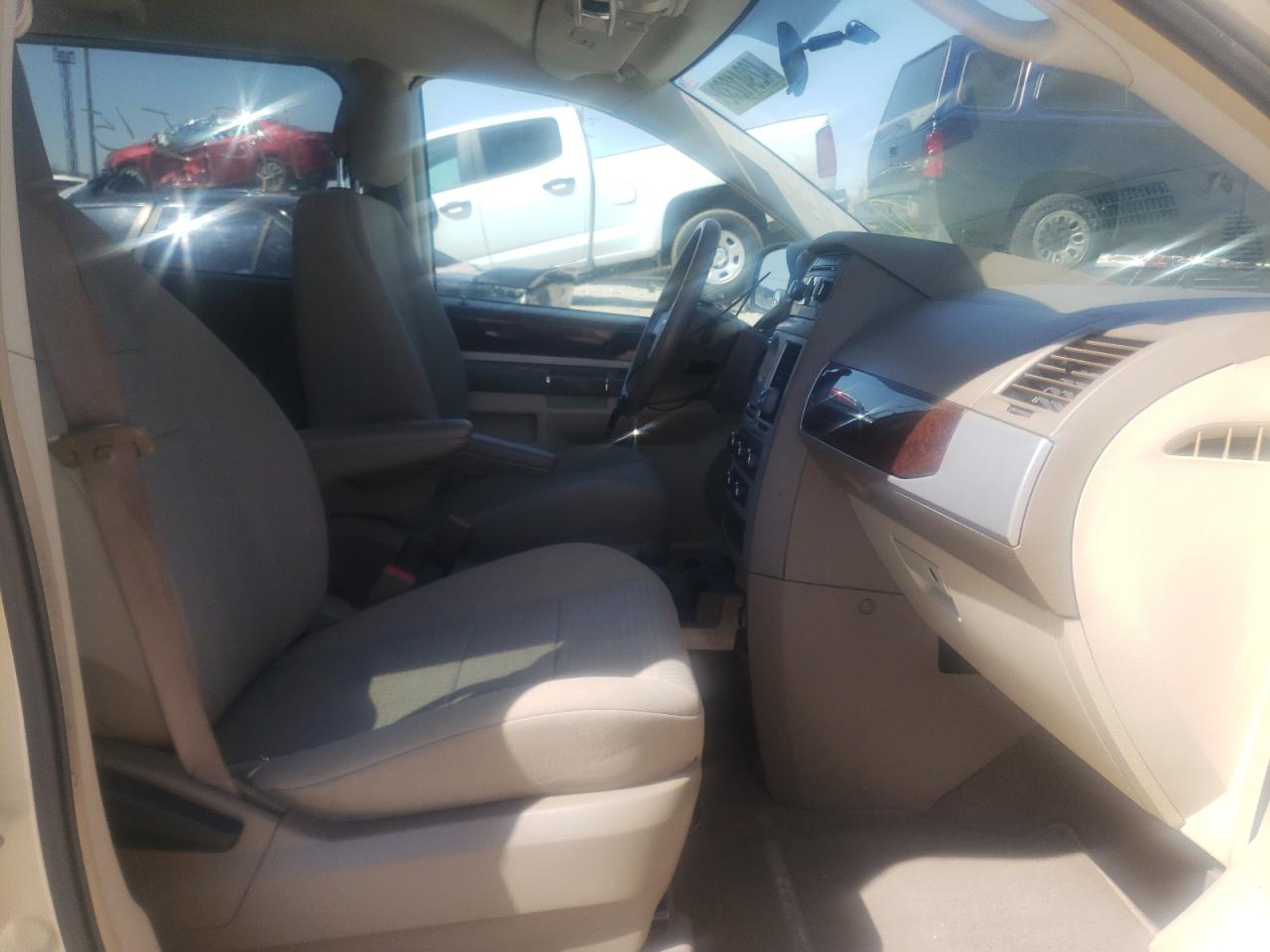 Photo 5 from auction – 2010 CHRYSLER TOWN & COU with VIN 2A4RR5D16AR442246