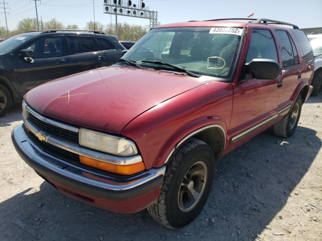 Фото 2 с аукциона – 2000 CHEVROLET BLAZER с VIN 1GNCS13W0Y2334128
