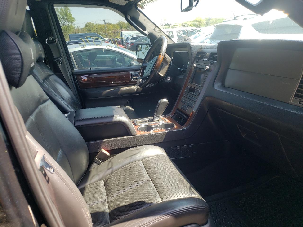 Photo 5 from auction – 2014 LINCOLN NAVIGATOR with VIN 5LMJJ2J51EEL02097