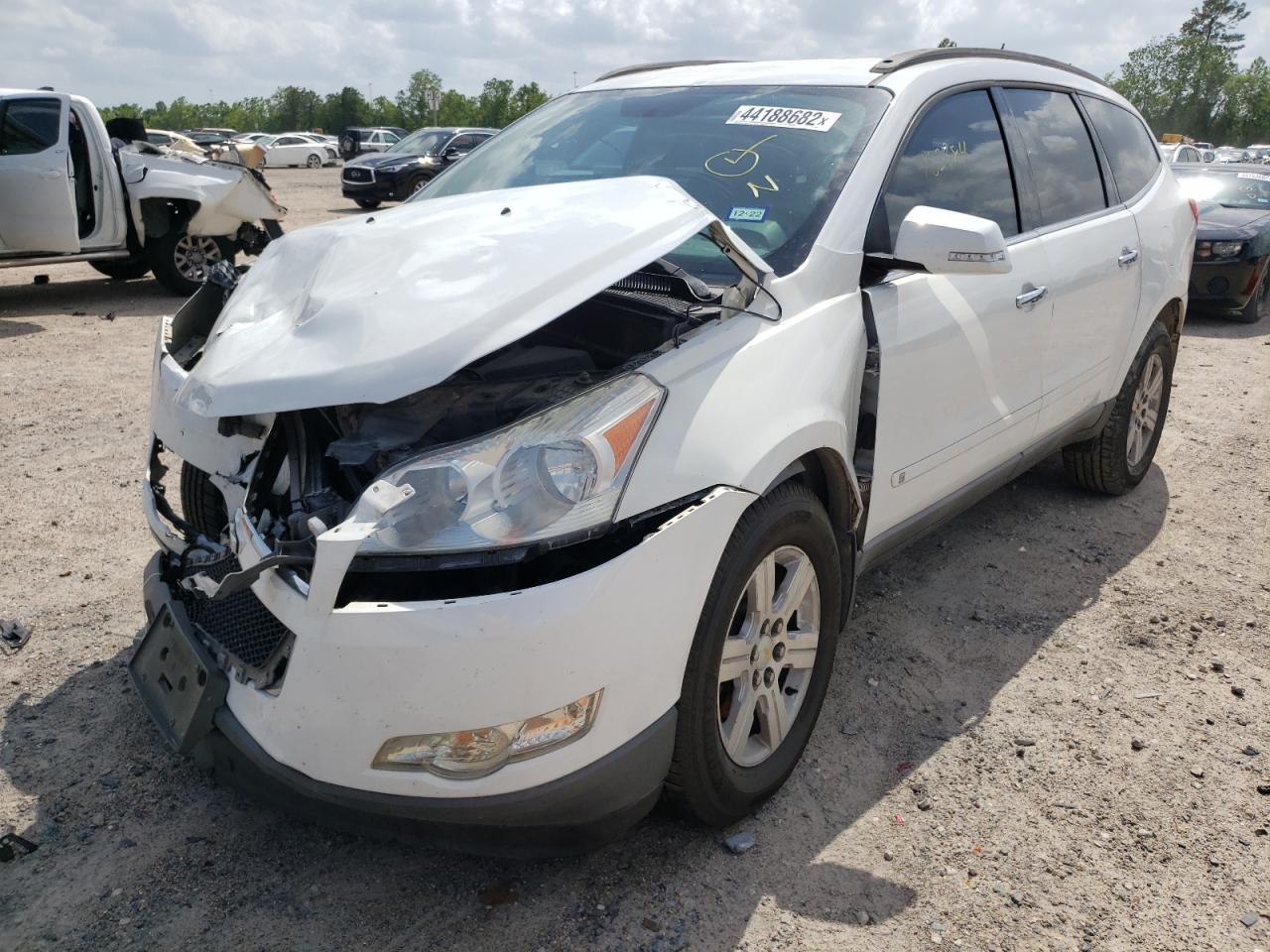 Photo 2 from auction – 2010 CHEVROLET TRAVERSE L with VIN 1GNLRFED2AS107971
