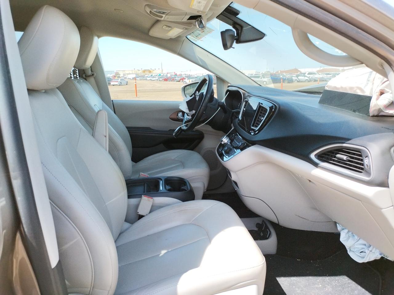 Photo 5 from auction – 2017 CHRYSLER PACIFICA T with VIN 2C4RC1BG5HR665492