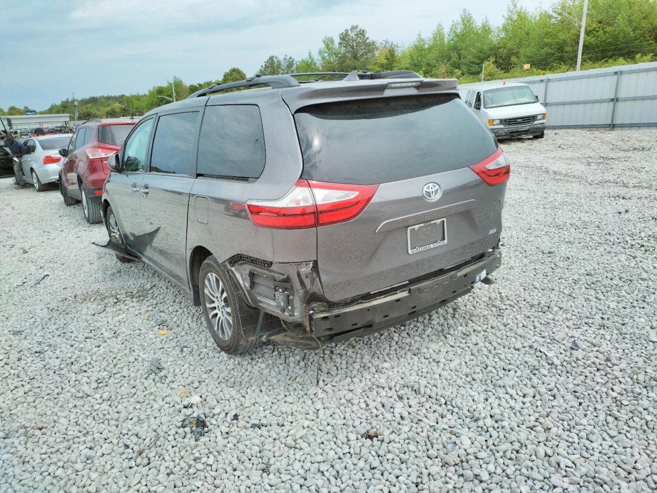 Photo 3 from auction – 2018 TOYOTA SIENNA XLE with VIN 5TDYZ3DC4JS915883