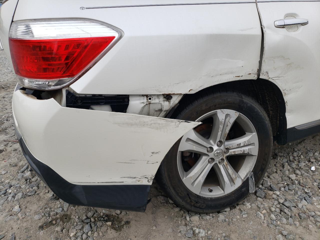 Photo 19 from auction – 2013 TOYOTA HIGHLANDER with VIN 5TDYK3EHXDS120582