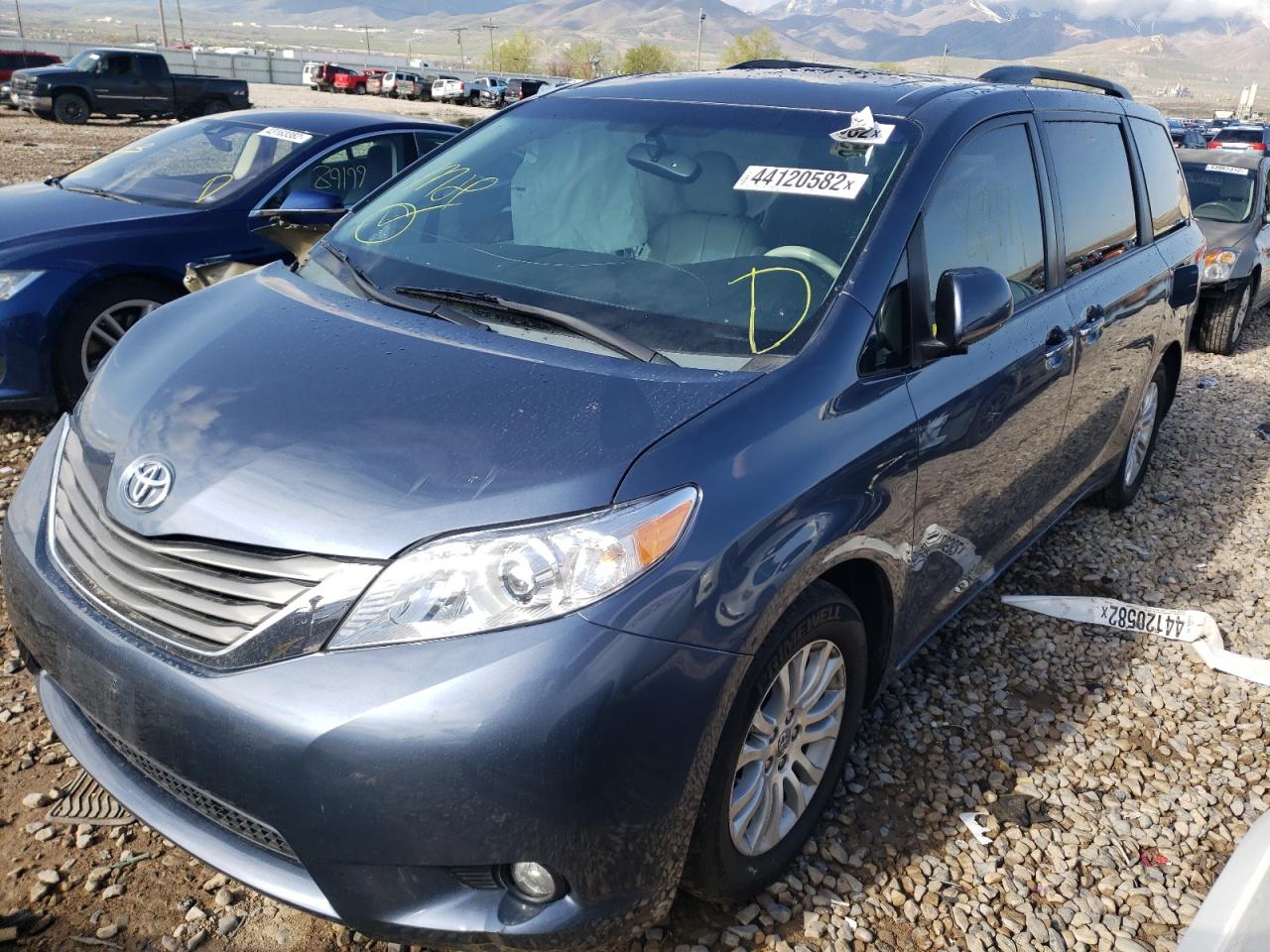 Photo 2 from auction – 2014 TOYOTA SIENNA XLE with VIN 5TDYK3DC1ES495316