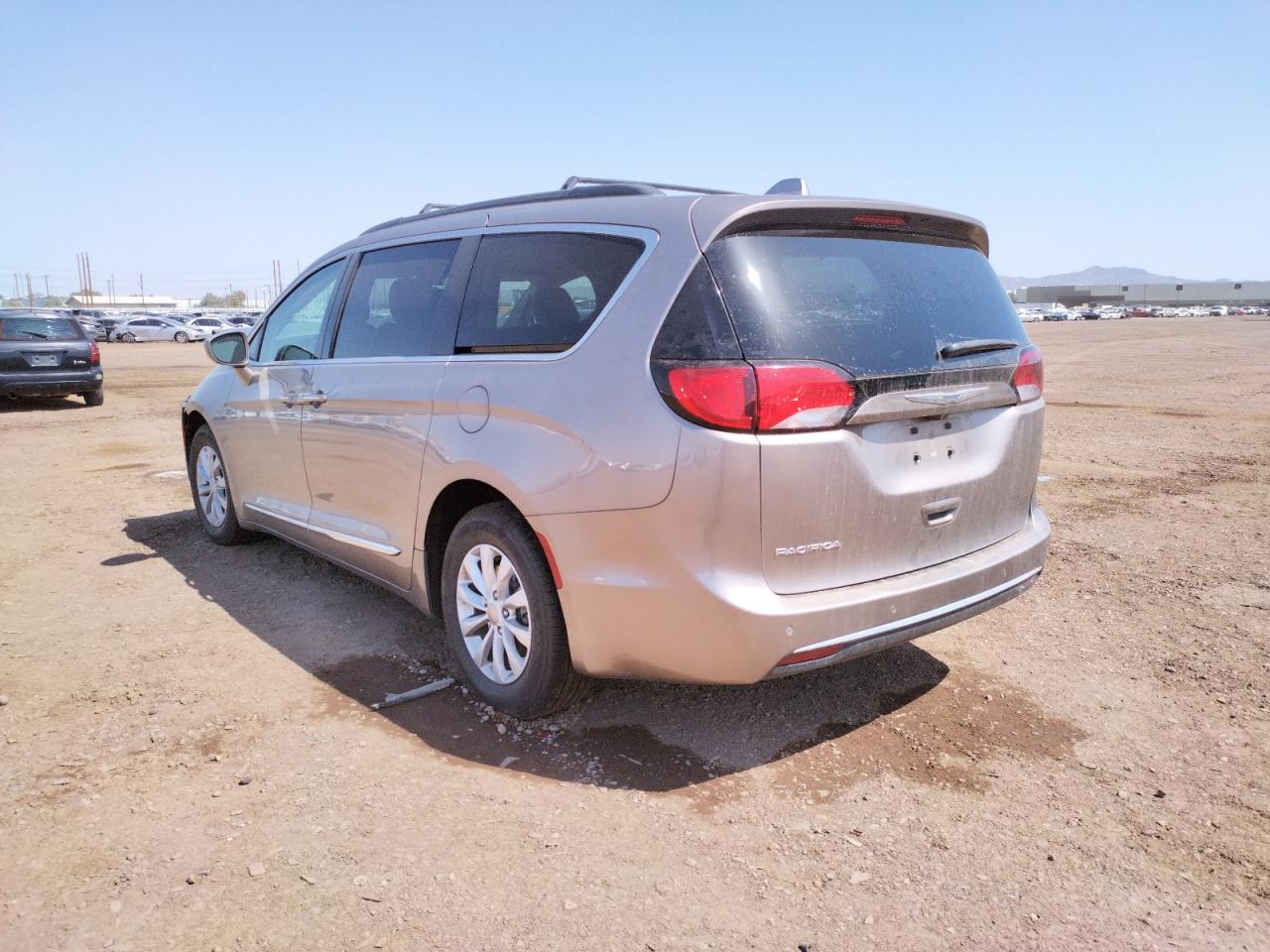 Photo 3 from auction – 2017 CHRYSLER PACIFICA T with VIN 2C4RC1BG5HR665492