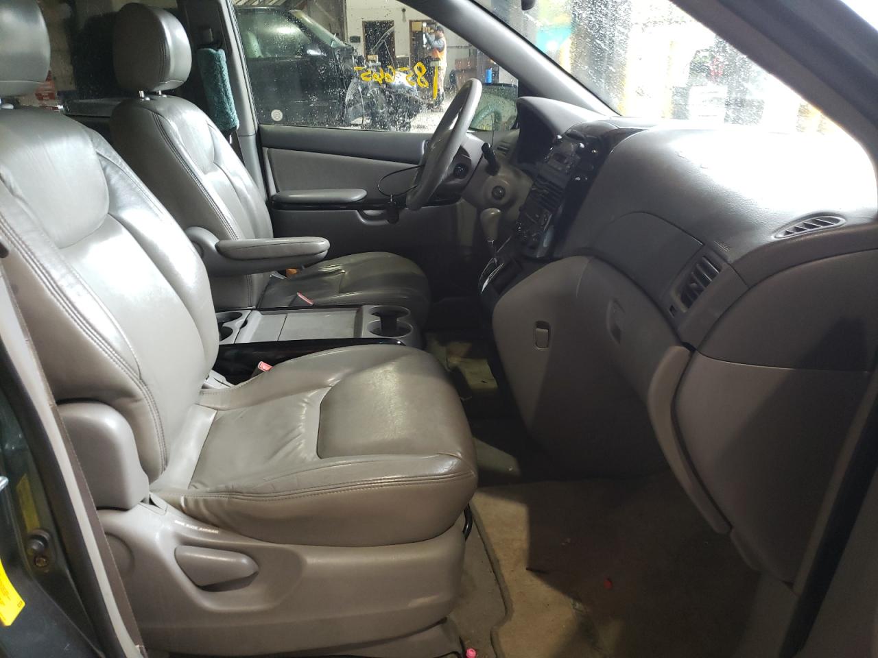 Photo 5 from auction – 2004 TOYOTA SIENNA CE with VIN 5TDZA23C14S171641