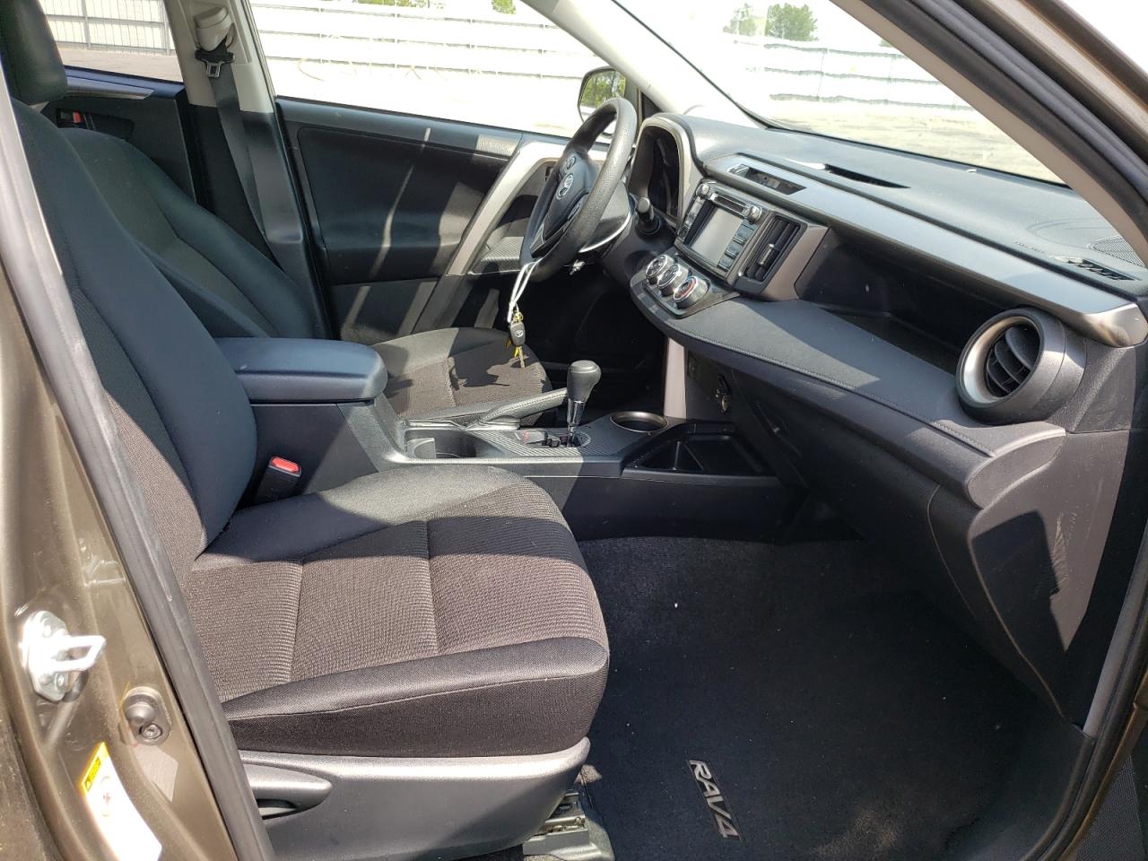 Photo 5 from auction – 2015 TOYOTA RAV4 LE with VIN JTMZFREV8FD076131