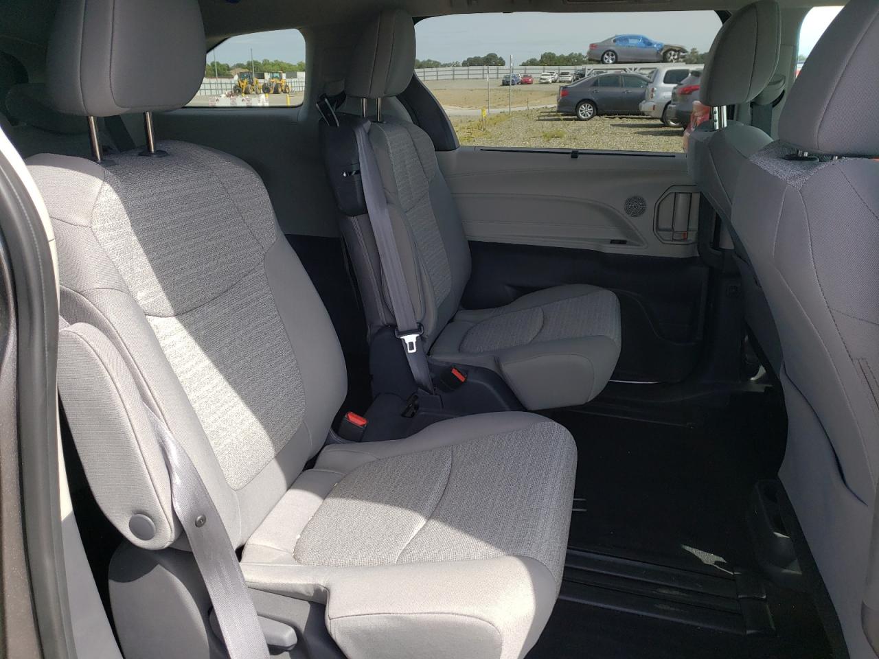 Photo 6 from auction – 2021 TOYOTA SIENNA LE with VIN 5TDKRKEC0MS034763