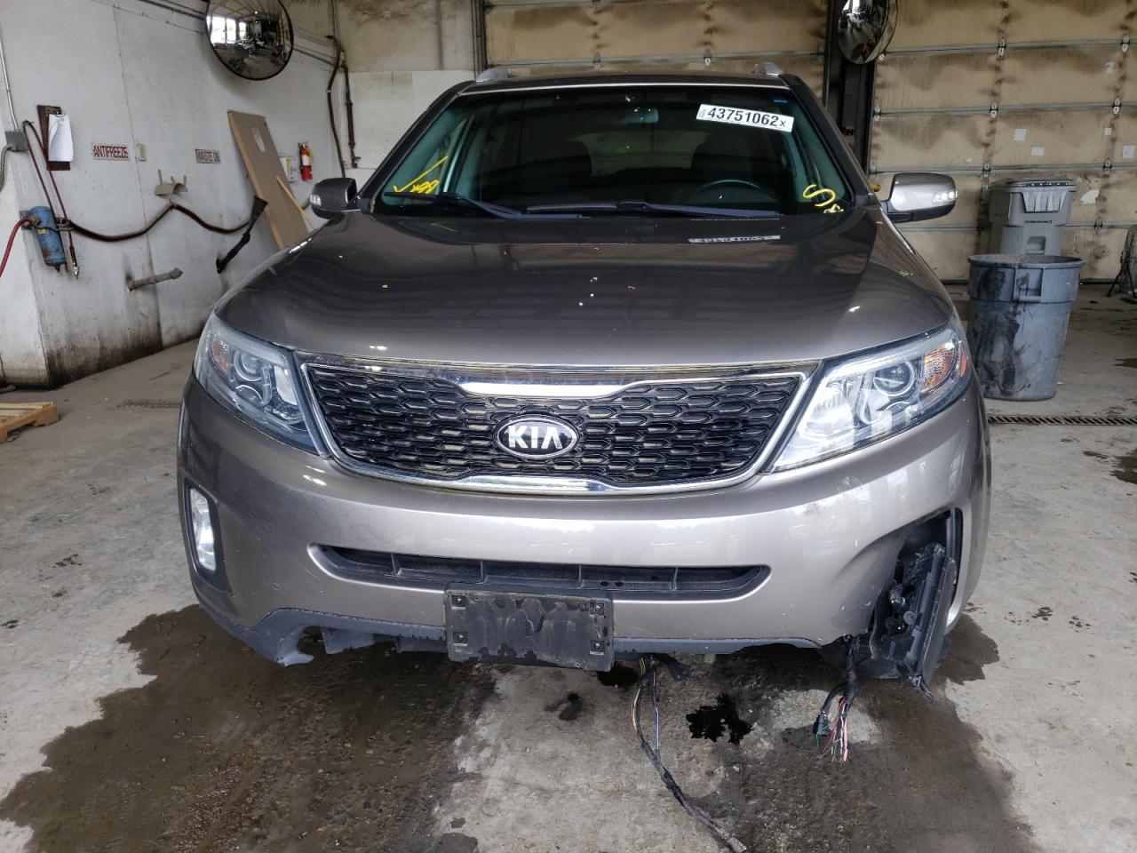 Photo 9 from auction – 2015 KIA SORENTO LX with VIN 5XYKTDA65FG649631