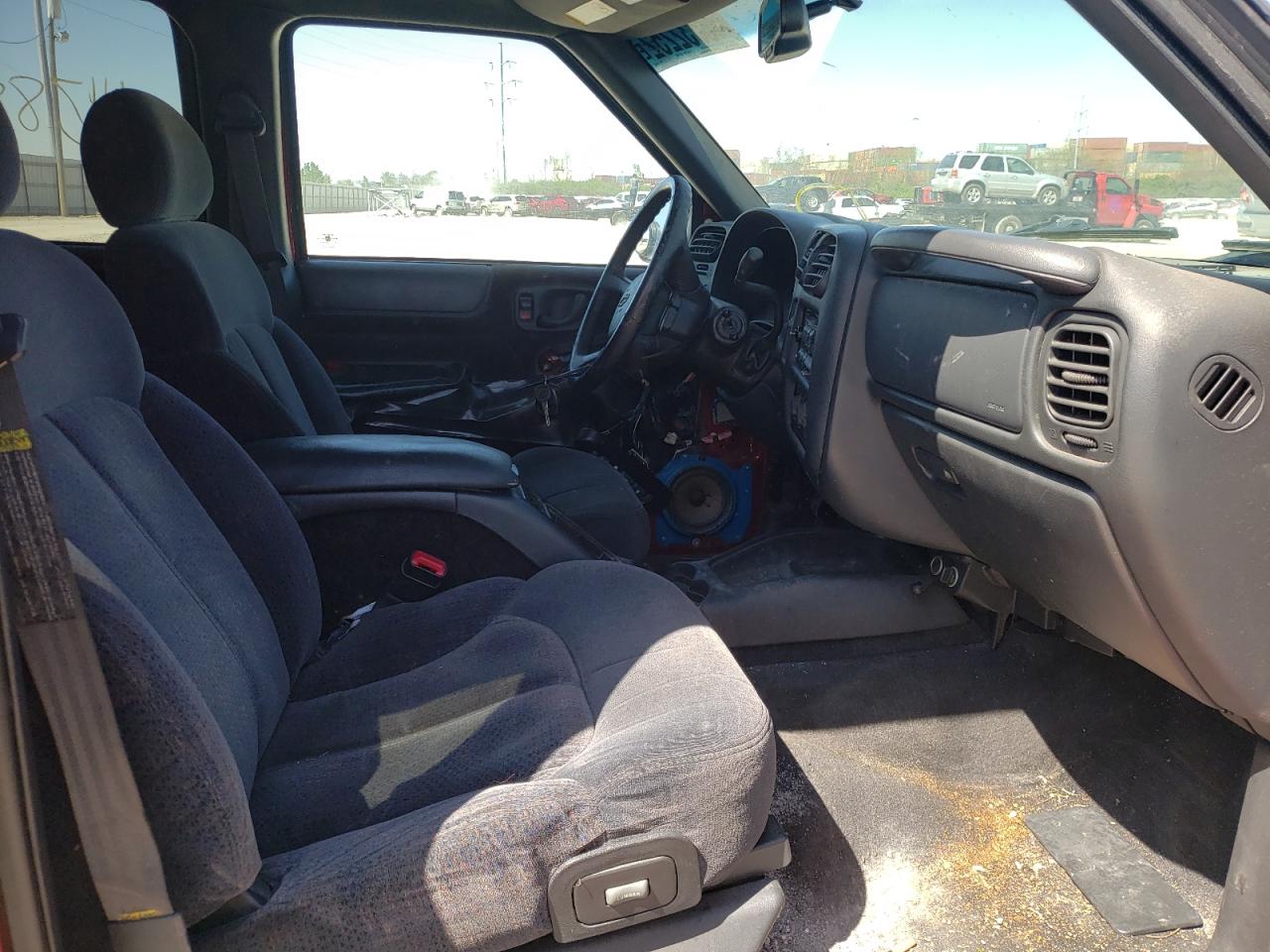 Photo 5 from auction – 2000 CHEVROLET BLAZER with VIN 1GNCS13W0Y2334128