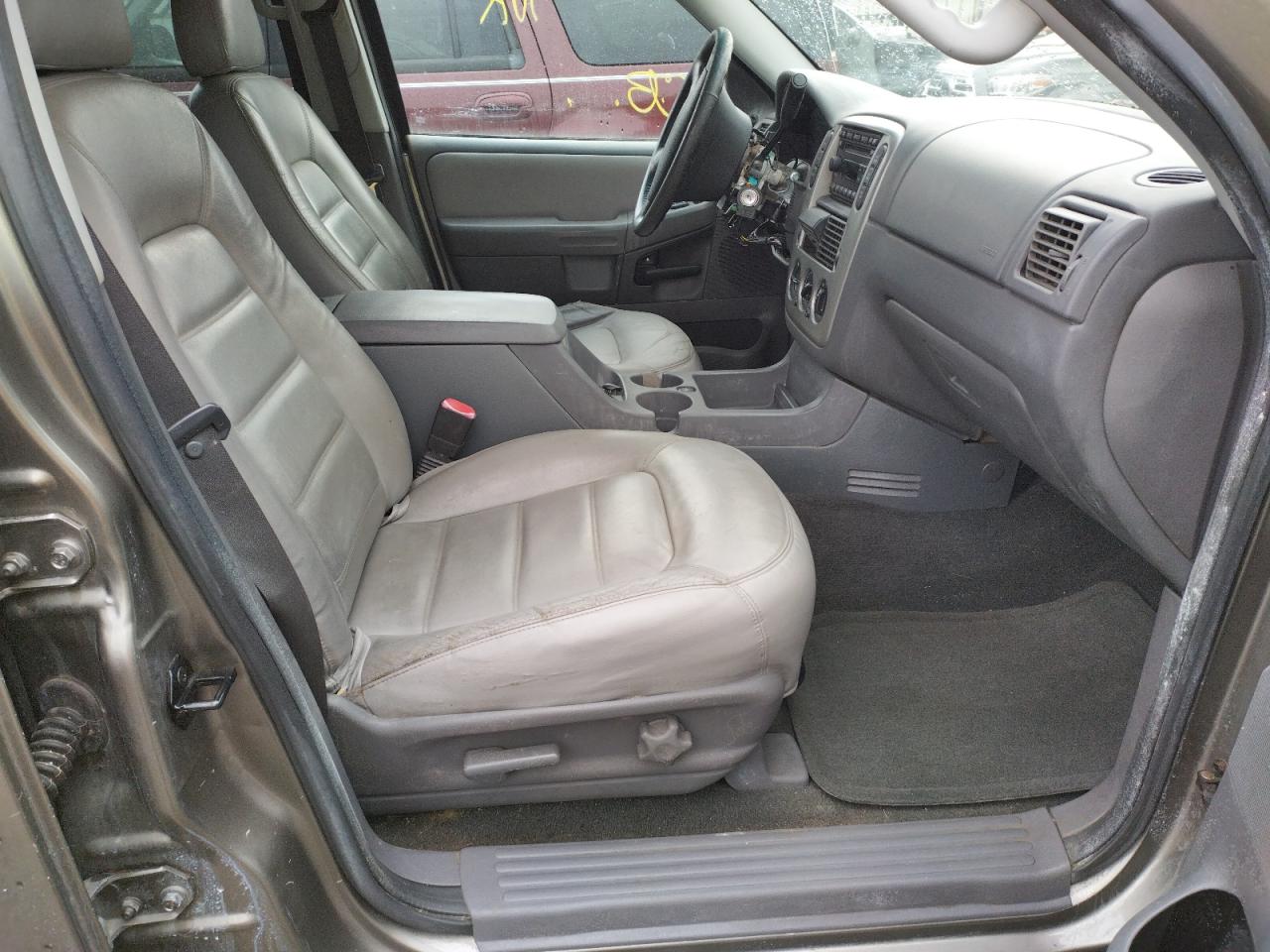 Photo 5 from auction – 2005 FORD EXPLORER X with VIN 1FMZU73K05UB76088