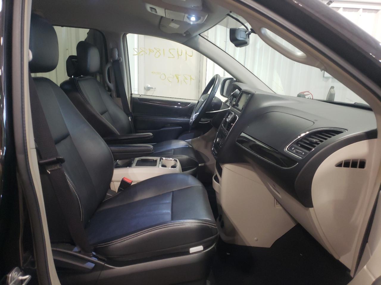 Photo 5 from auction – 2015 CHRYSLER TOWN & COU with VIN 2C4RC1BG2FR522058
