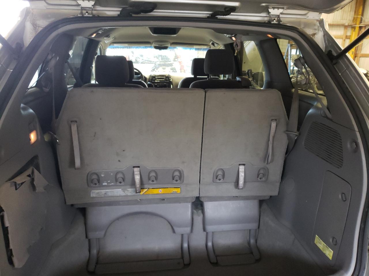 Photo 6 from auction – 2004 TOYOTA SIENNA CE with VIN 5TDZA23C24S109259