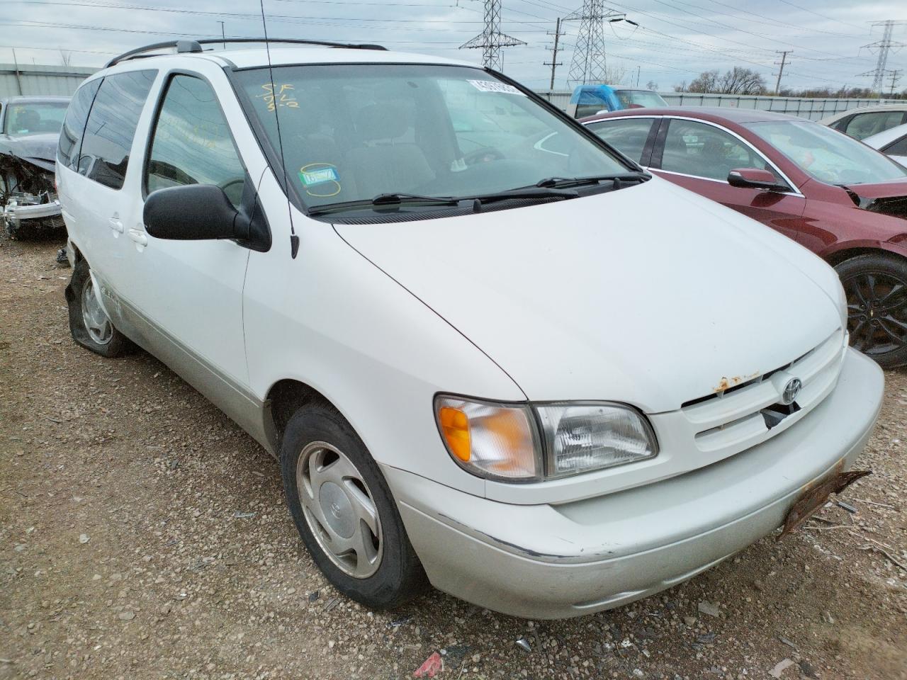 TOYOTA SIENNA LE 2000 with VIN 4T3ZF13C0YU259029 - Photo from auction