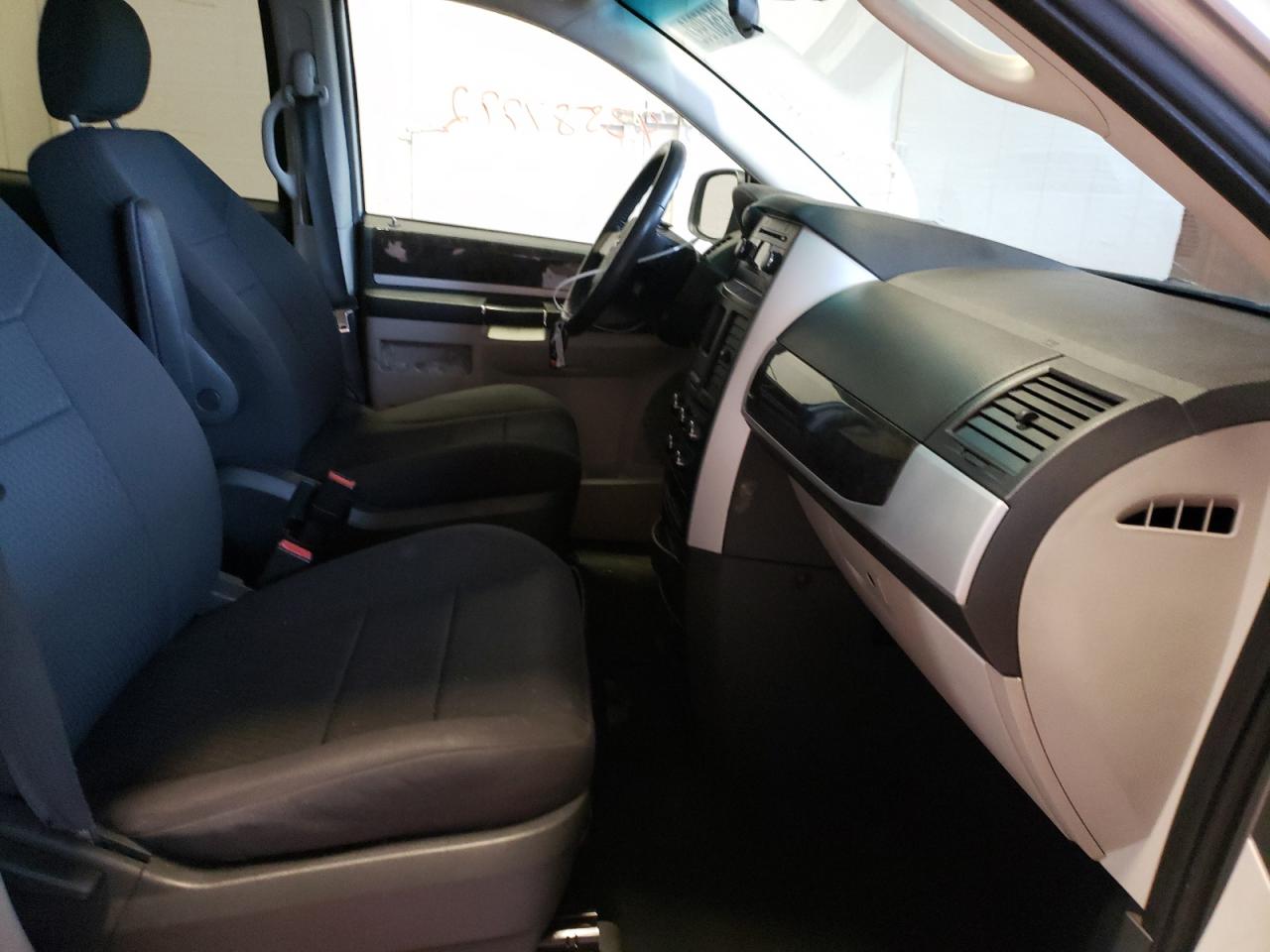 Photo 5 from auction – 2010 DODGE GRAND CARA with VIN 2D4RN5D10AR201710