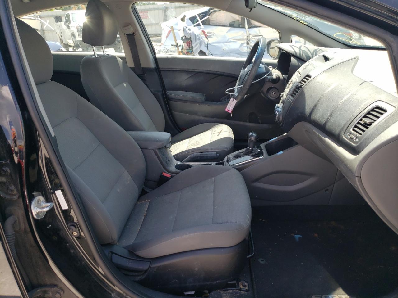 Photo 5 from auction – 2017 KIA FORTE LX with VIN 3KPFK4A79HE106750