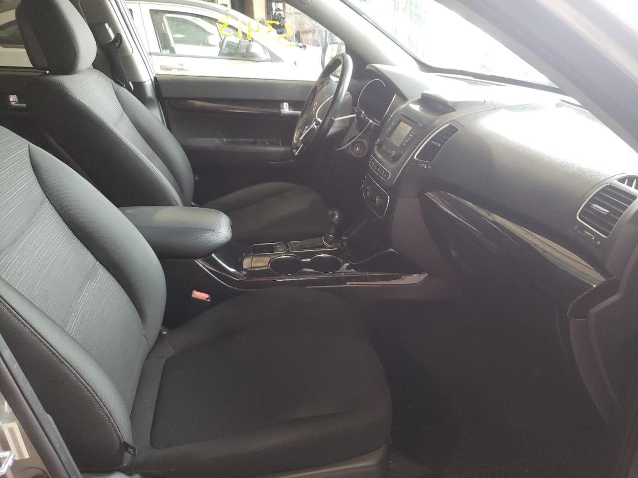 Photo 5 from auction – 2015 KIA SORENTO LX with VIN 5XYKTDA65FG649631