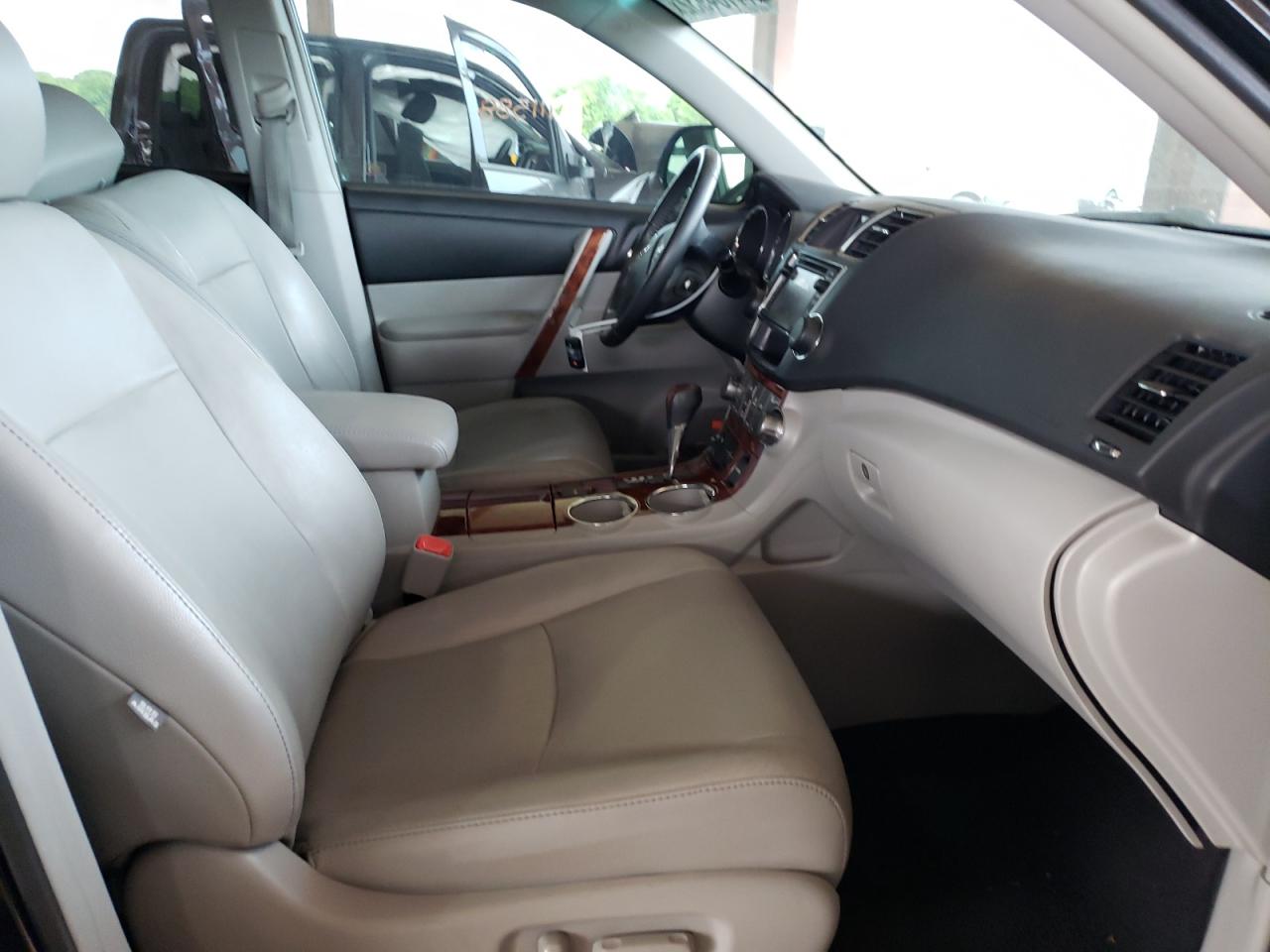 Photo 5 from auction – 2013 TOYOTA HIGHLANDER with VIN 5TDYK3EH3DS097209