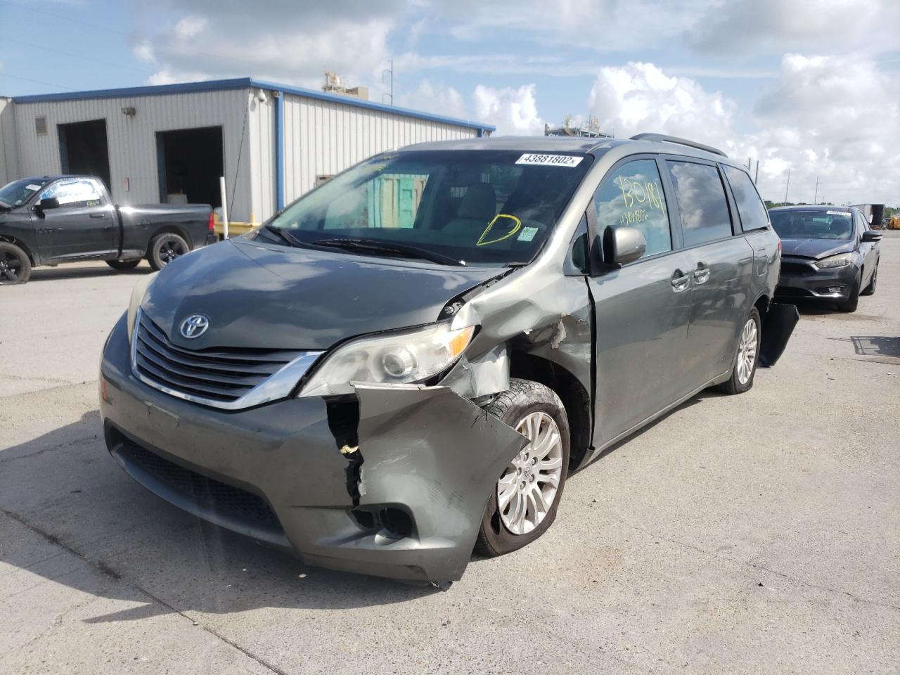Photo 2 from auction – 2011 TOYOTA SIENNA XLE with VIN 5TDYK3DC3BS102718