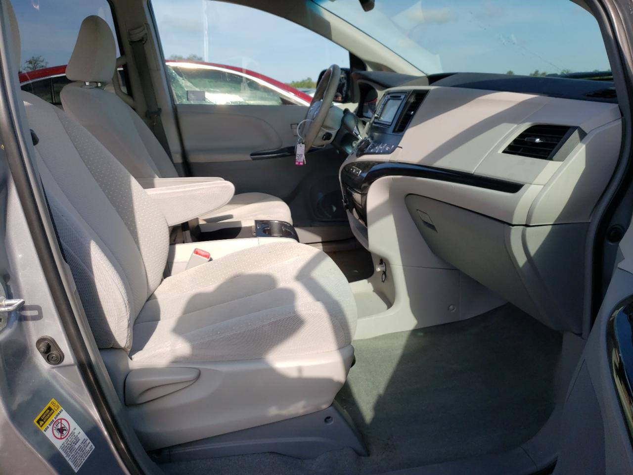 Photo 5 from auction – 2014 TOYOTA SIENNA LE with VIN 5TDKK3DC4ES469959