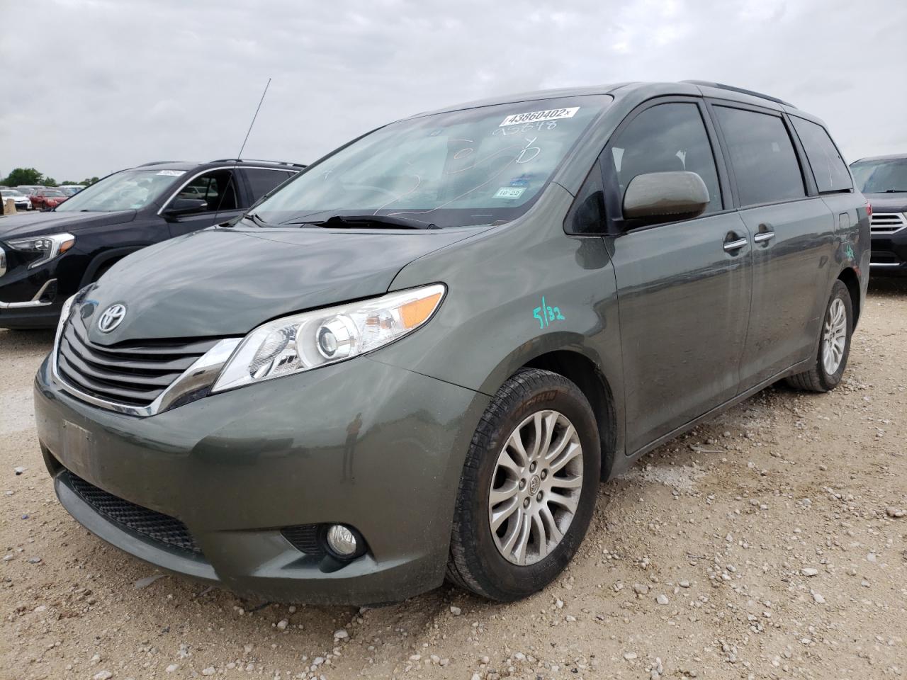 Photo 2 from auction – 2014 TOYOTA SIENNA XLE with VIN 5TDYK3DC4ES515770