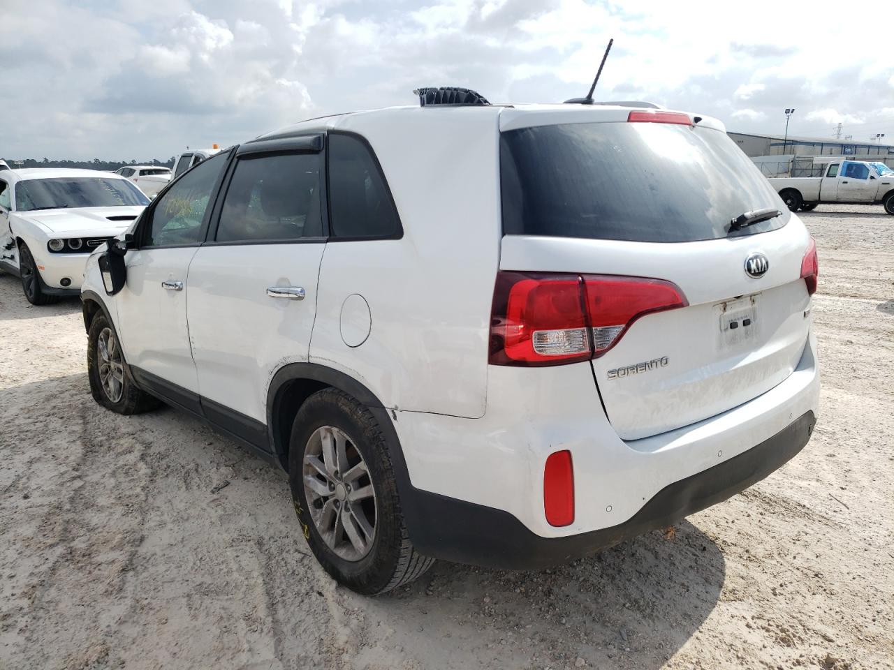 Photo 3 from auction – 2015 KIA SORENTO LX with VIN 5XYKTCA65FG654497