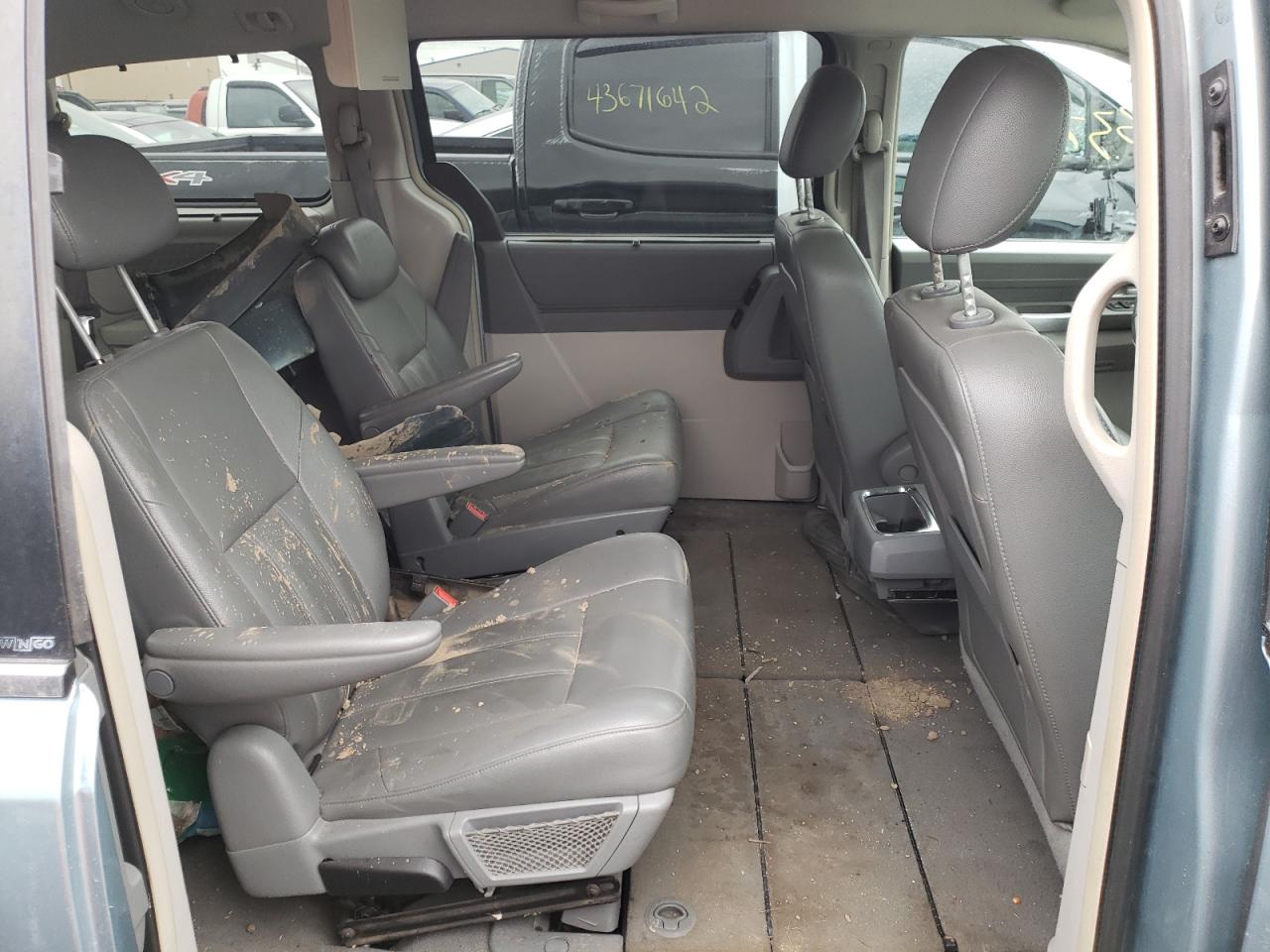 Photo 6 from auction – 2008 CHRYSLER TOWN & COU with VIN 2A8HR54P88R818745