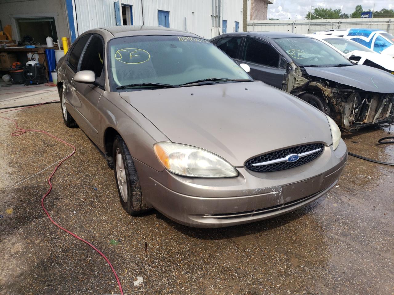 FORD TAURUS SES 2002 with VIN 1FAFP55U42G185703 - Photo from auction