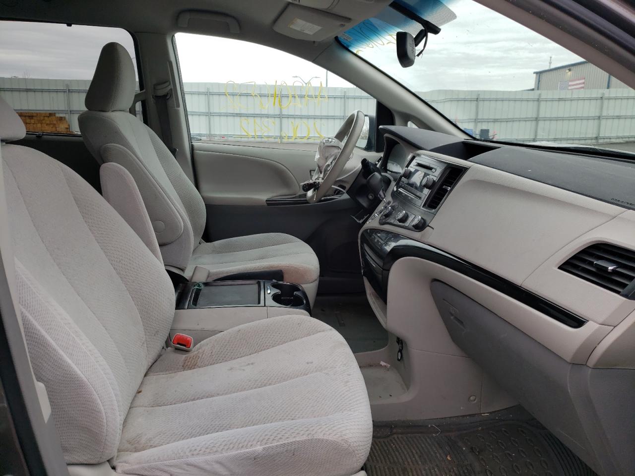 Photo 5 from auction – 2011 TOYOTA SIENNA LE with VIN 5TDKK3DC0BS152417