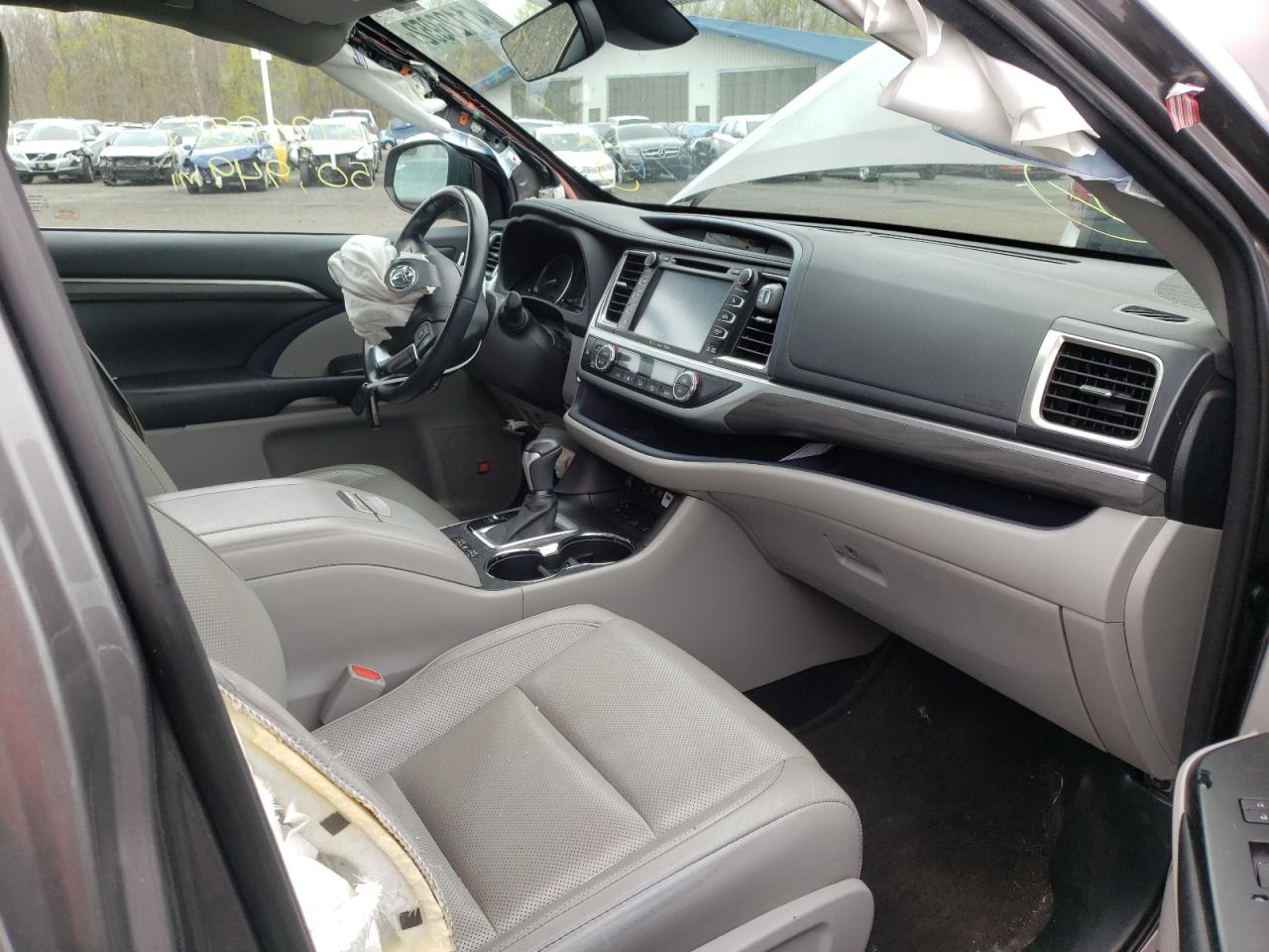 Photo 5 from auction – 2018 TOYOTA HIGHLANDER with VIN 5TDDZRFH6JS844387