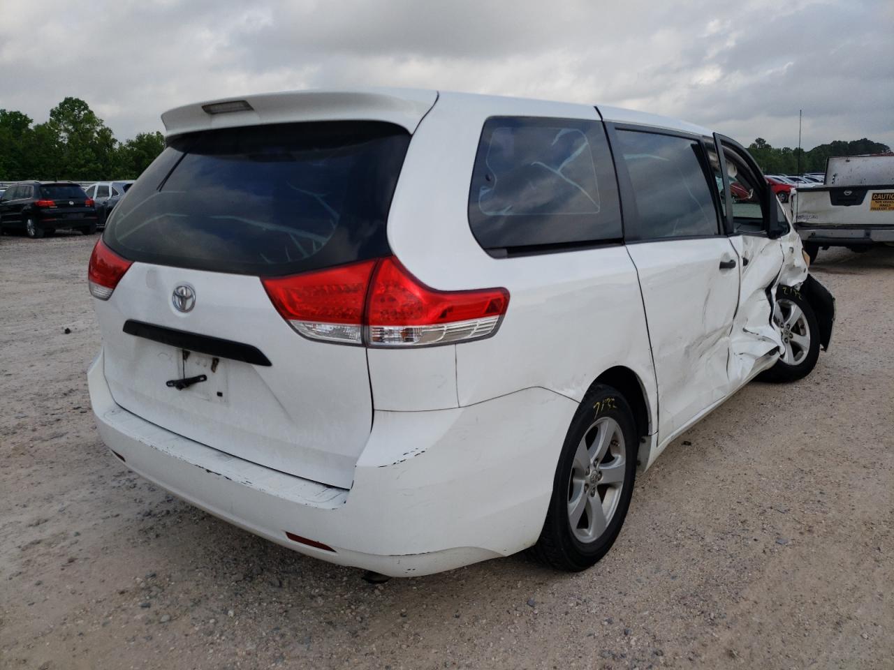 Photo 4 from auction – 2012 TOYOTA SIENNA BAS with VIN 5TDKA3DC9CS014377