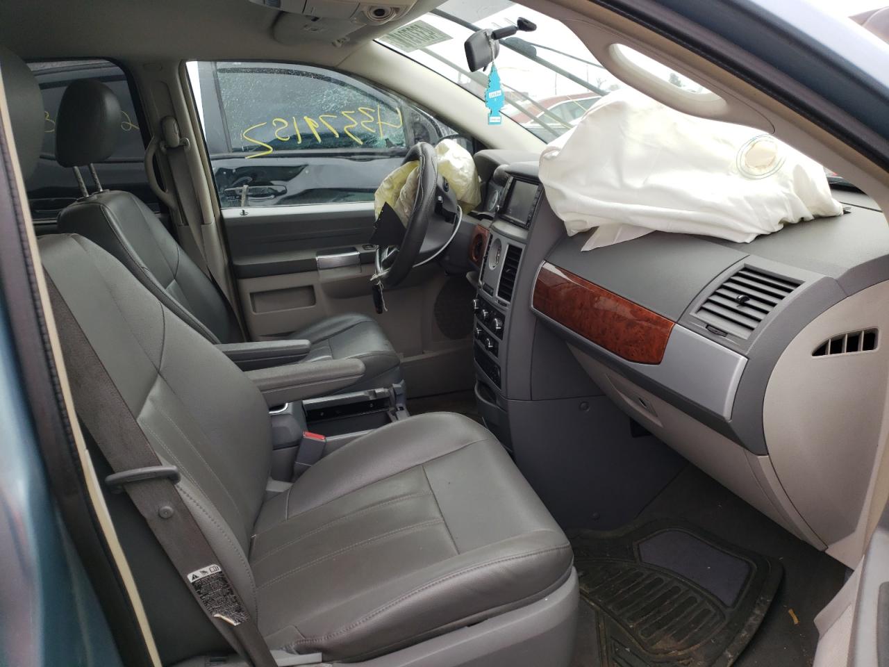 Photo 5 from auction – 2008 CHRYSLER TOWN & COU with VIN 2A8HR54P88R818745