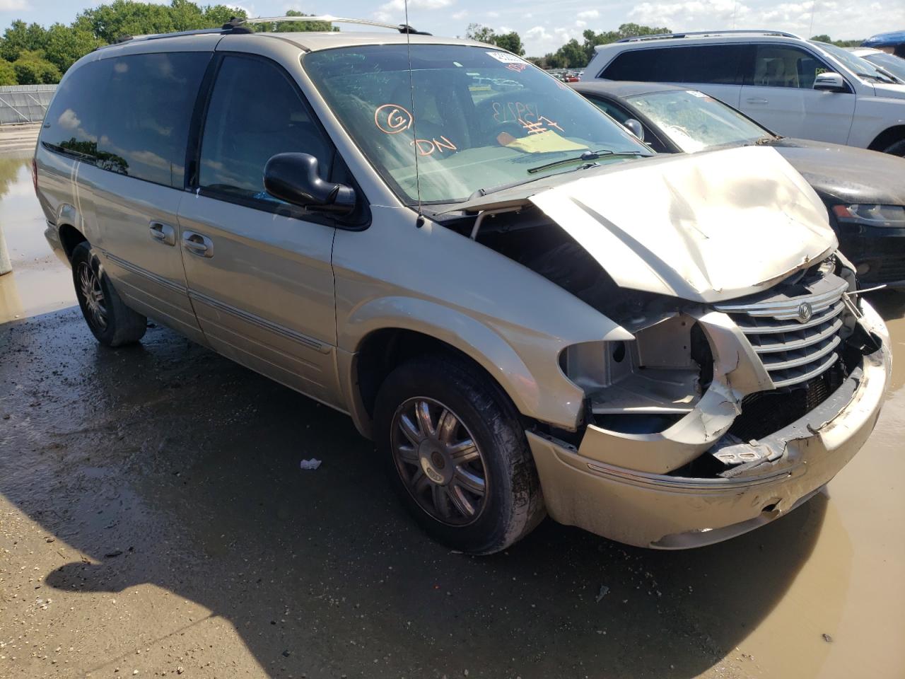 CHRYSLER TOWN & COU 2005 with VIN 2C8GP64L75R378202 - Photo from auction