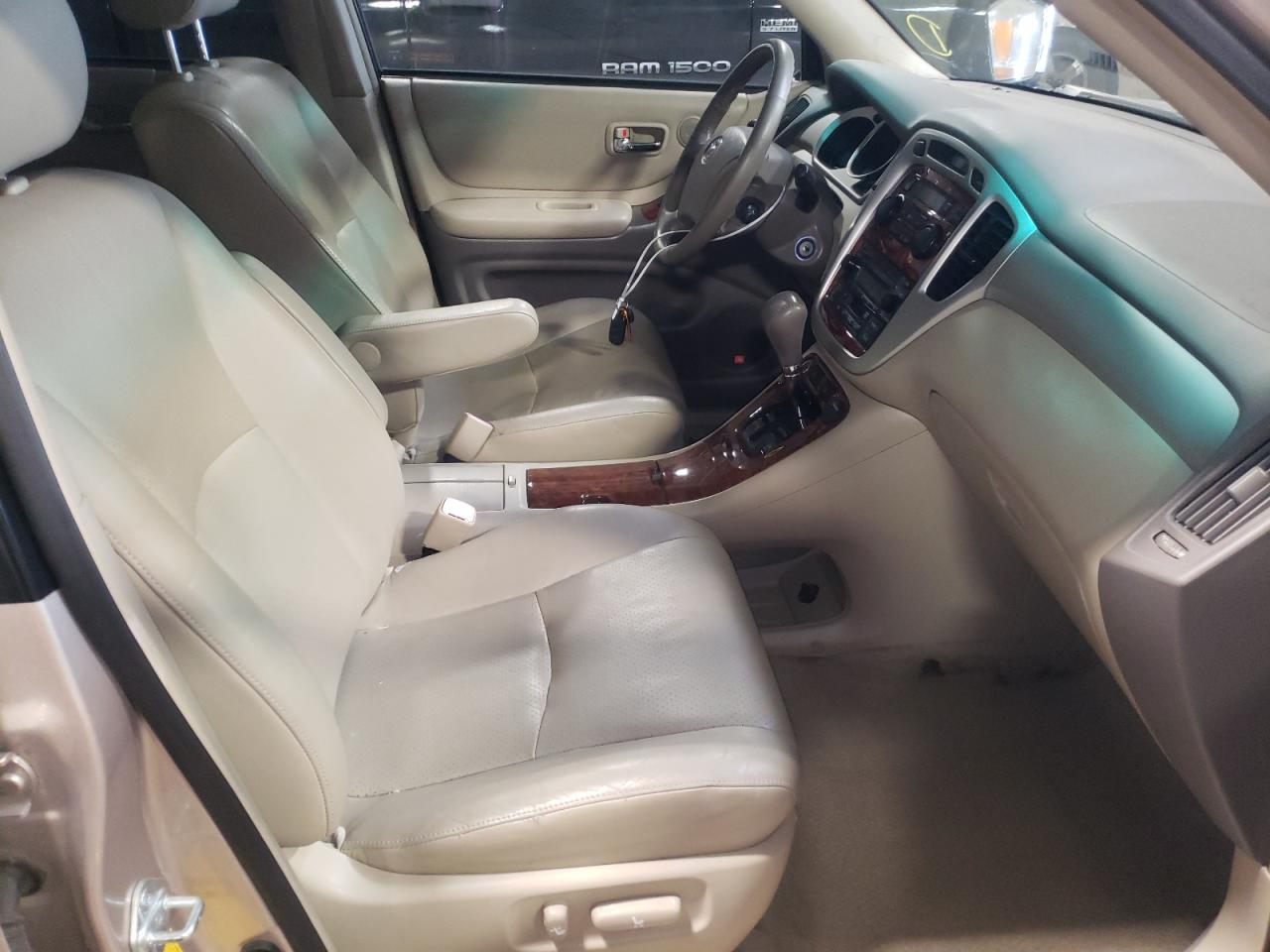 Photo 5 from auction – 2004 TOYOTA HIGHLANDER with VIN JTEEP21A240051179