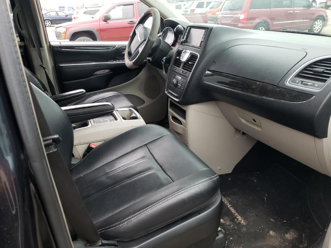 Photo 5 from auction – 2014 CHRYSLER TOWN & COU with VIN 2C4RC1BG3ER163673