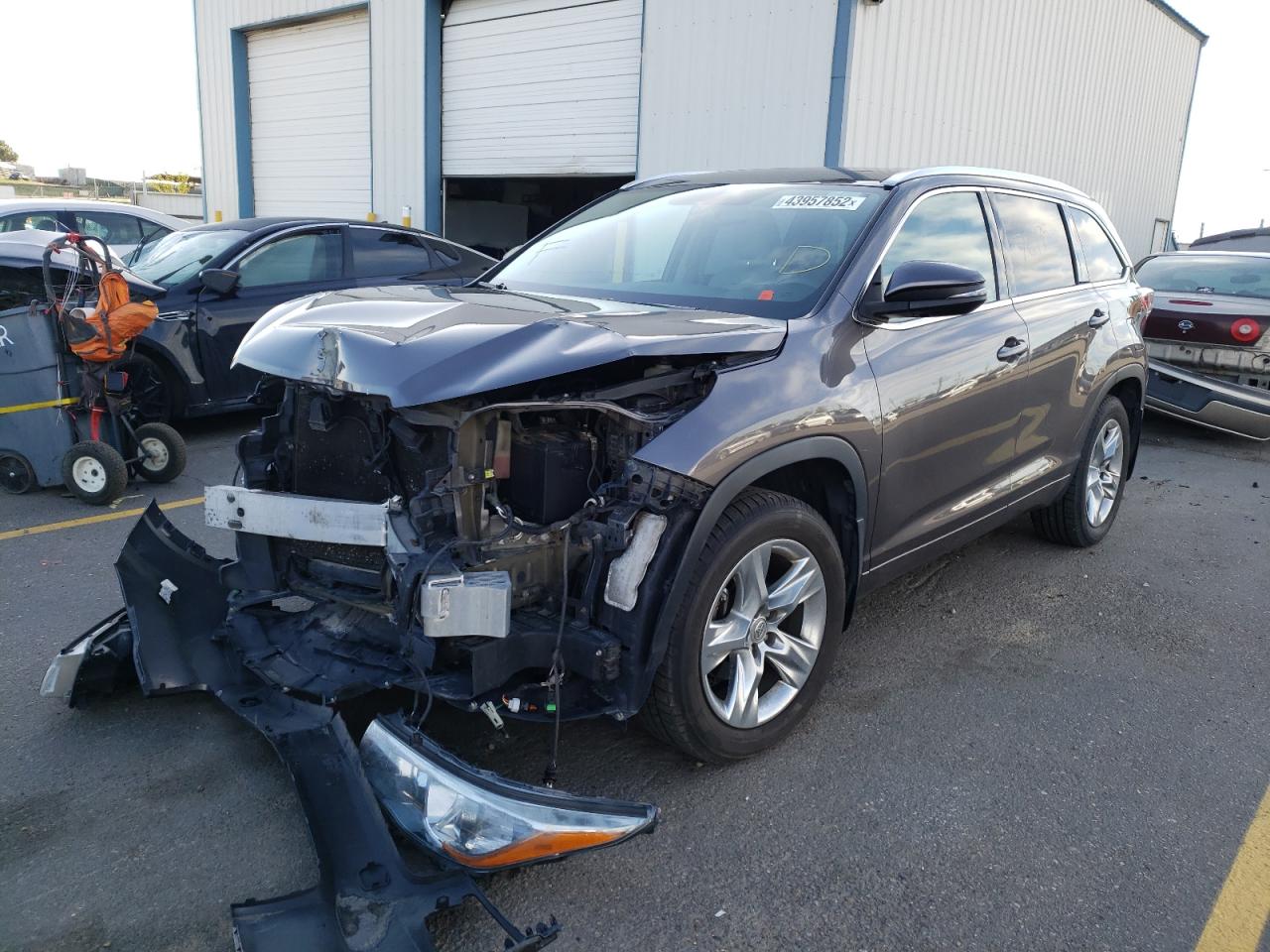 Photo 2 from auction – 2015 TOYOTA HIGHLANDER with VIN 5TDDKRFHXFS157375
