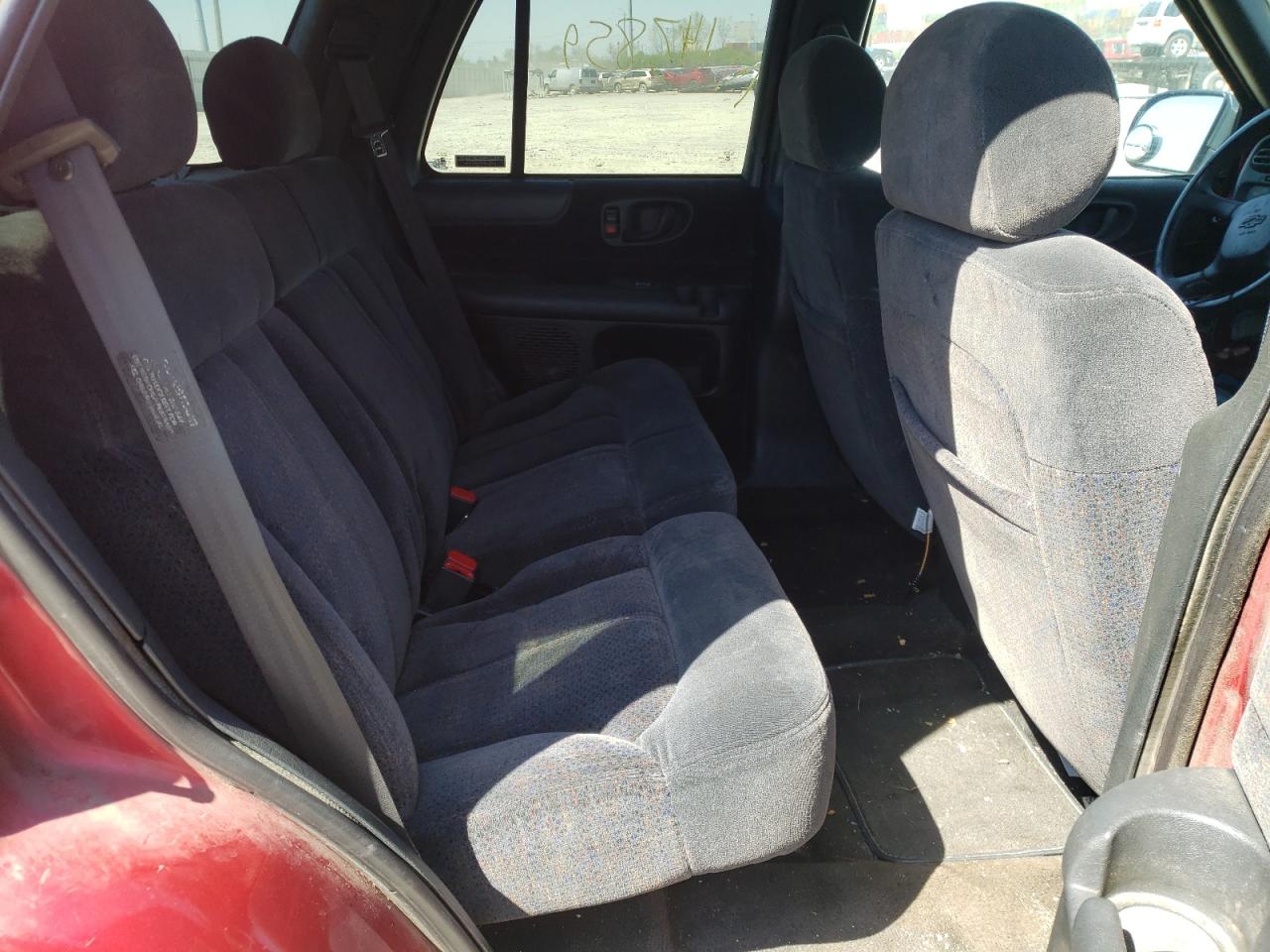 Photo 6 from auction – 2000 CHEVROLET BLAZER with VIN 1GNCS13W0Y2334128