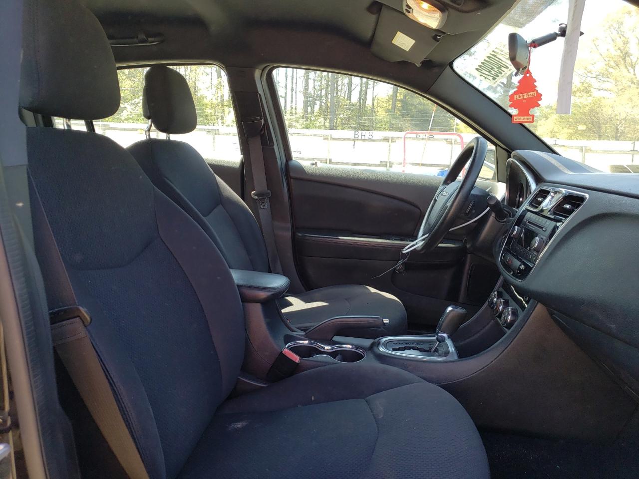 Photo 5 from auction – 2014 CHRYSLER 200 LX with VIN 1C3CCBAB9EN123102