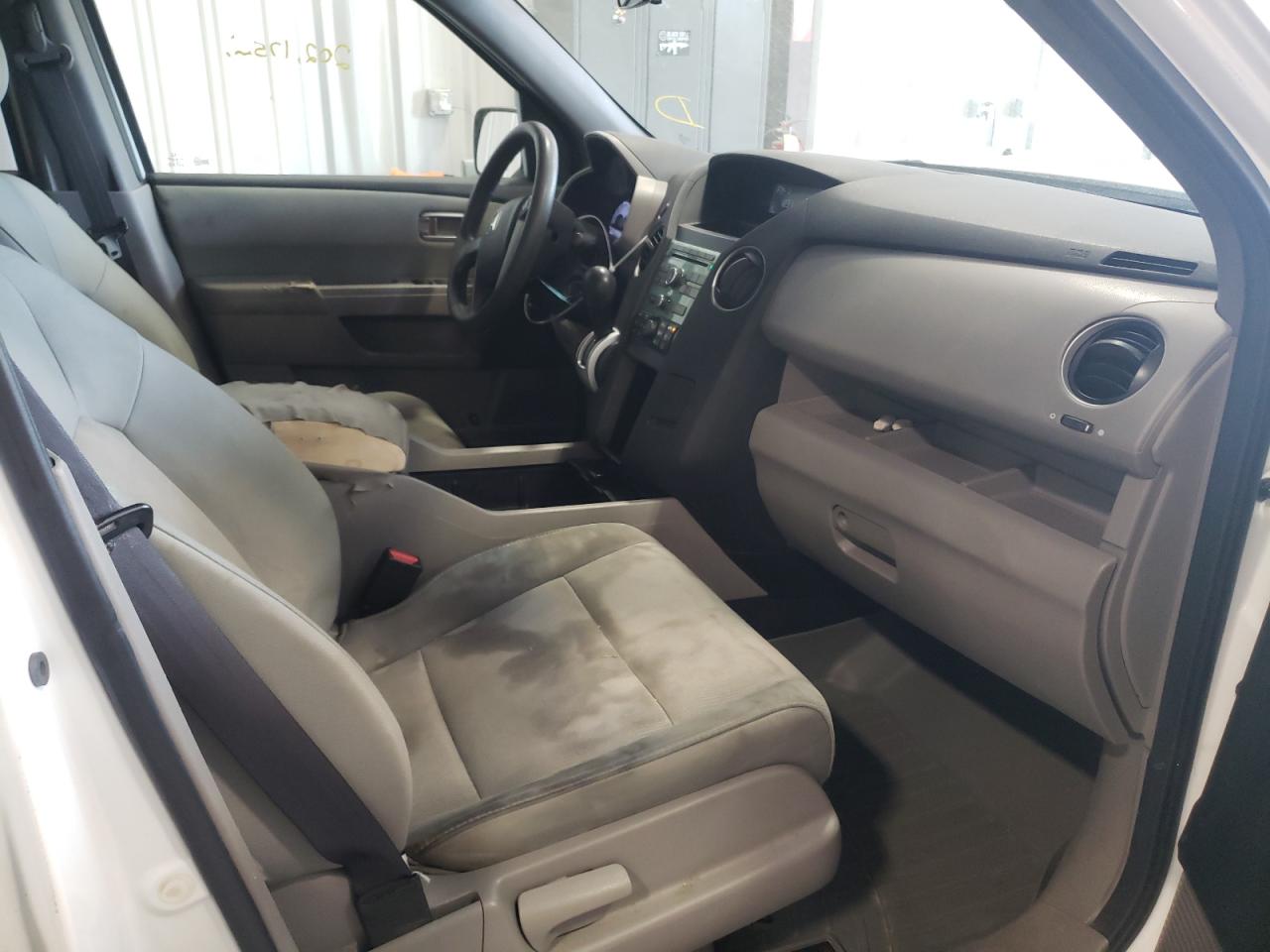 Photo 5 from auction – 2010 HONDA PILOT LX with VIN 5FNYF3H27AB016532
