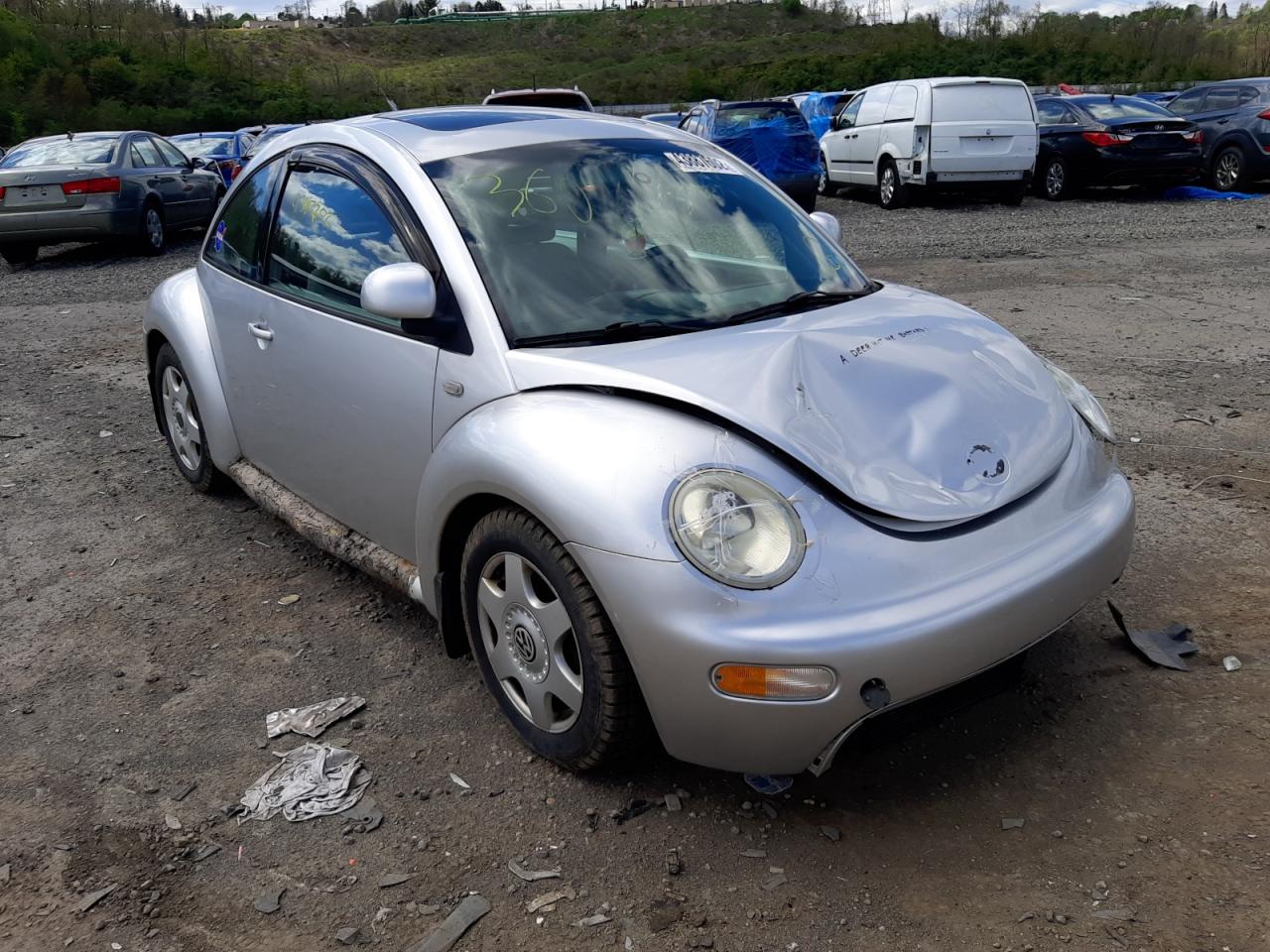 Photo 1 from auction – 2000 VOLKSWAGEN NEW BEETLE with VIN 3VWCC21C9YM404574