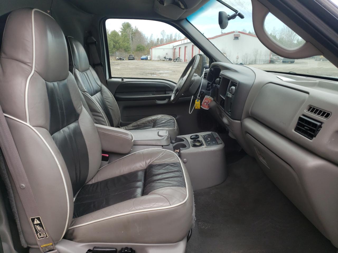 Photo 5 from auction – 2000 FORD EXCURSION with VIN 1FMNU40S2YEC52300