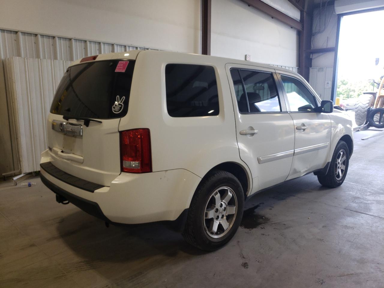 Photo 4 from auction – 2010 HONDA PILOT LX with VIN 5FNYF3H27AB016532