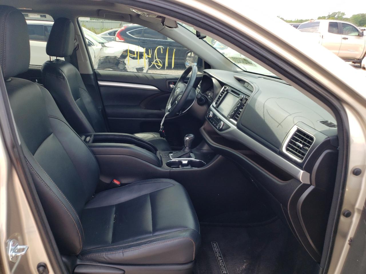 Photo 5 from auction – 2016 TOYOTA HIGHLANDER with VIN 5TDKKRFH5GS142145