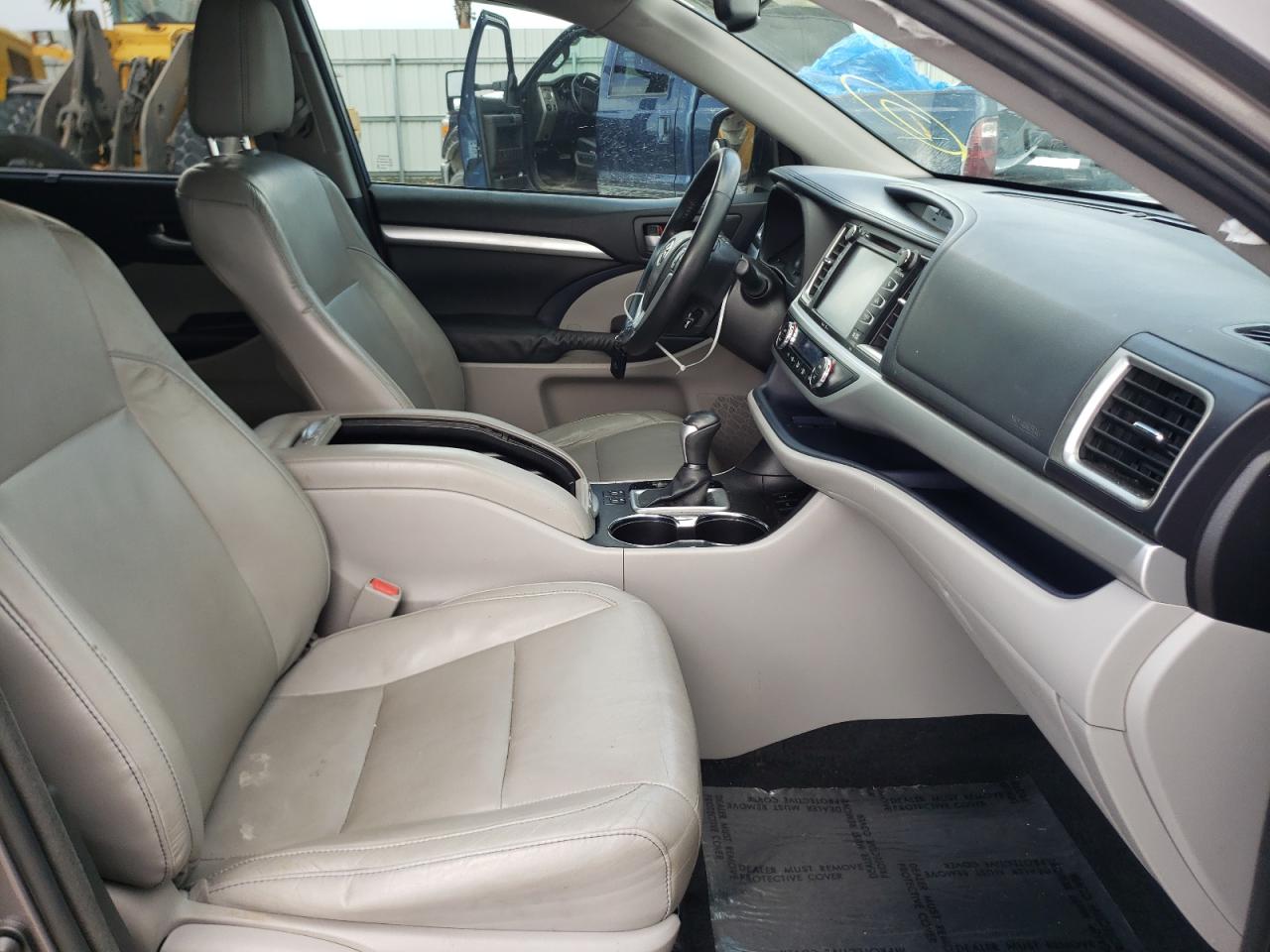 Photo 5 from auction – 2015 TOYOTA HIGHLANDER with VIN 5TDKKRFHXFS043545