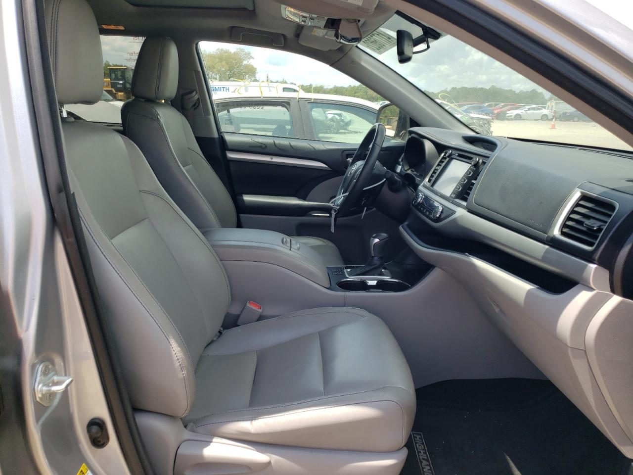Photo 5 from auction – 2016 TOYOTA HIGHLANDER with VIN 5TDKKRFH6GS504838