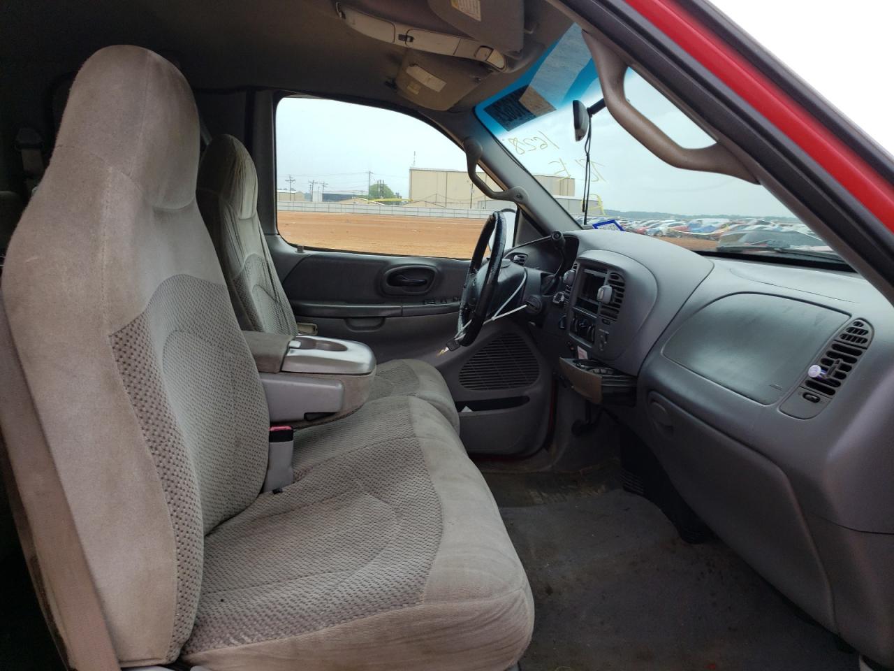 Photo 5 from auction – 2000 FORD F150 with VIN 1FTRX18L6YNA71628