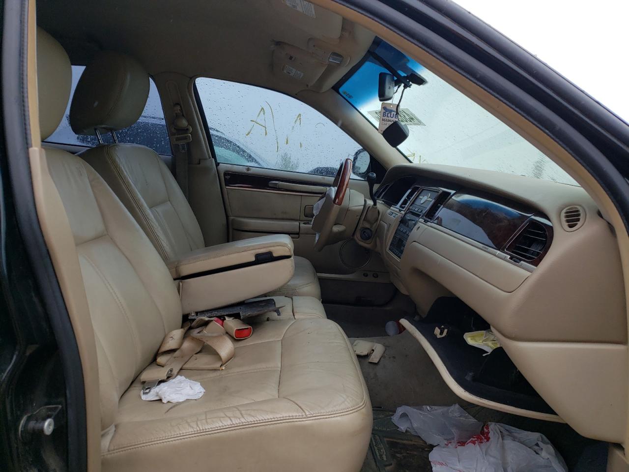 Photo 5 from auction – 2011 LINCOLN TOWN CAR with VIN 2LNBL8CV7BX759282
