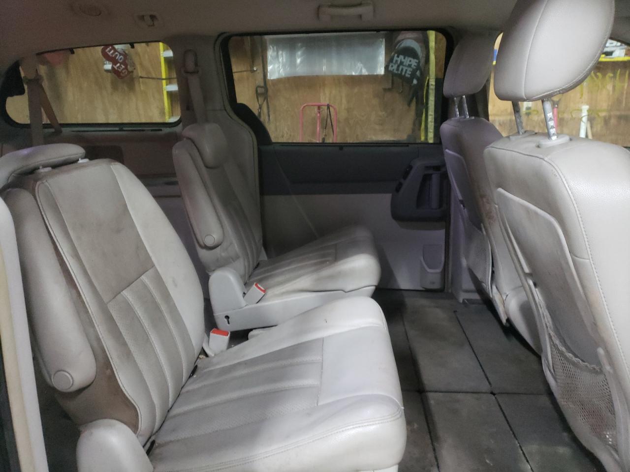 Photo 6 from auction – 2009 CHRYSLER TOWN & COU with VIN 2A8HR541X9R642472